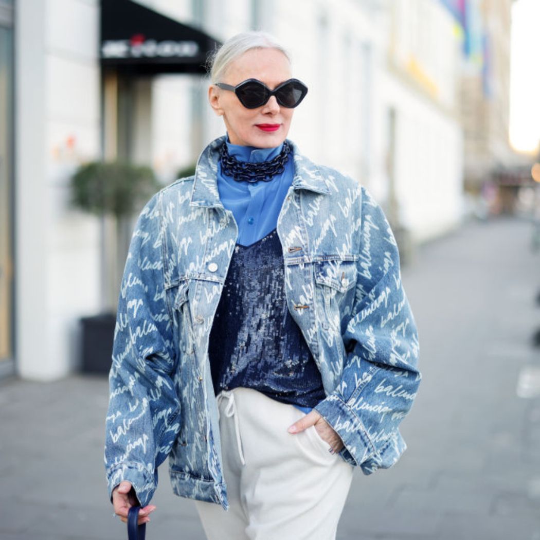 Trzy stylizacje z jeansową kurtką dla 50-latek na wiosnę 2024. Koleżanki powiedzą: „wow"